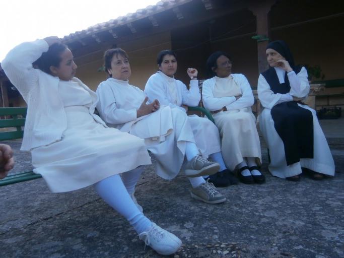 FOTOAntonia, sentada junto a nuestra madre abadesa, en compaa de otras hermanas.