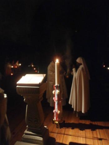 FOTOBendicin de nuestro cirio: Cristo resplandece en medio de la noche.
