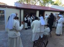 La comunidad se concentr frente al escaparate para iniciar el rito de bendicin. - 