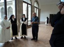 Madre Ana y sor Presentacin atienden la visita del P. Dionisio - 