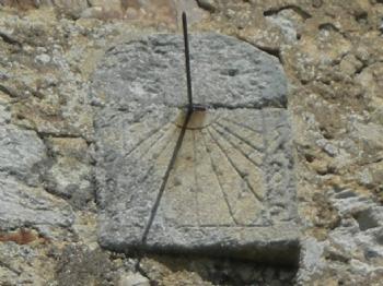 FOTOReloj solar, que nos recuerda a NP san Benito que quiere que todo lo hagamos con luz natural