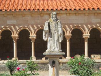 FOTOEscultura de san Roberto, en el centro de nuestro claustro