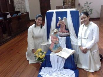 FOTOVernica e Hilaria posando con la representacin de la Anunciacin del ngel