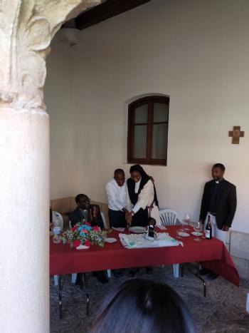 FOTORosala cortando la tarta preparada a la nueva "esposa" de Cristo