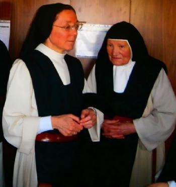 FOTOMadre Pilar atendiendo a Madre Soledad, nuestra hermana ms anciana.