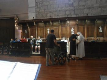 FOTOJose ayudando a una hermana mayor en la capilla