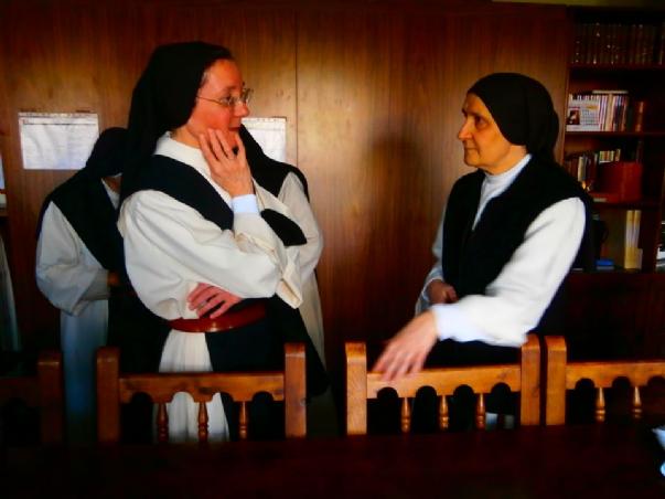FOTOMadre Pilar compartiendo con nuestra abadesa, Madre Ana