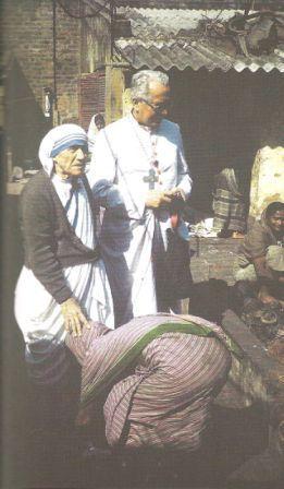 FOTOMadre Teresa en plena atencin entre sus hermanos pobres ms estimados