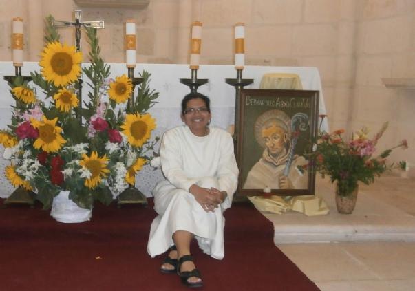 FOTOAna M posa junto a un cuadro de san Bernardo, en nuestra Iglesia.