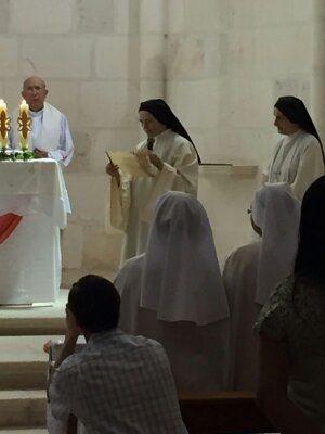 FOTO:Sor Presentación actualiza sus votos ante Madre Ana abadesa FOTOSor Presentación actualiza sus votos ante Madre Ana abadesa