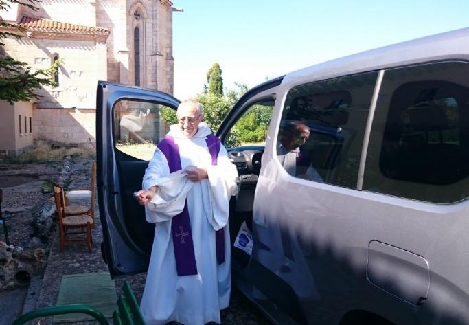 FOTOEl padre Dionisio roci con agua bendita todos los rincones del coche