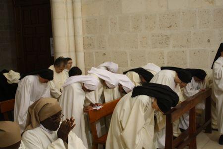 Comunidad postrada para la bendici&oacute;n