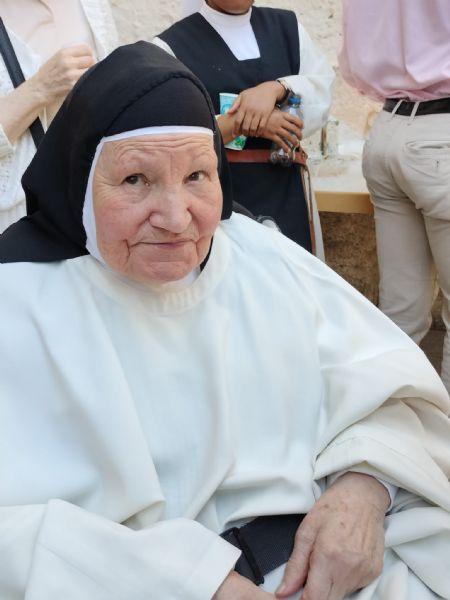 Madre Soledad repartiendo sonrisas a los que la felicitaban.