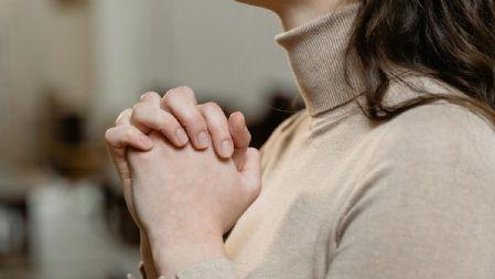 Ponernos en manos de Dios. manos unidas en oración